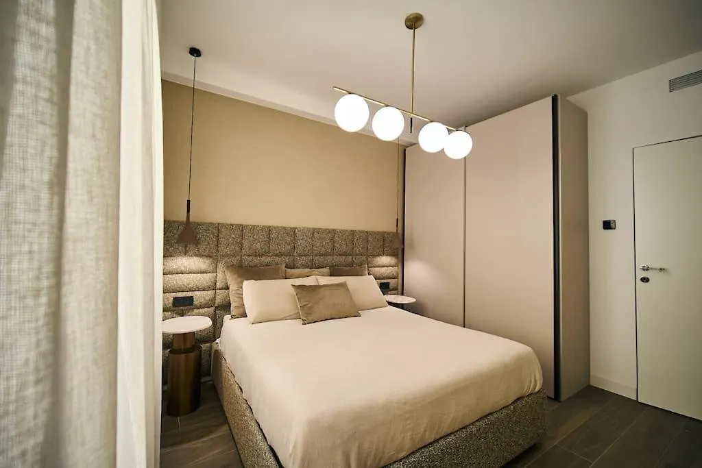 Caravaggio Golden House Next To Duomo Apartment Milan 0*,  Italy